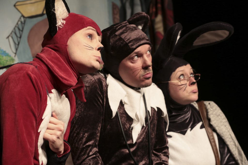 Drei Schauspieler in Tierkostümen im Kindertheater ein ausgefuchster Fall 