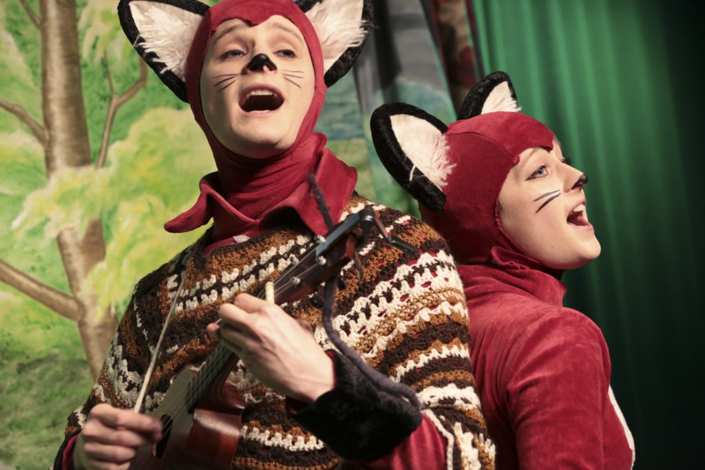 Ein Hamster und eine Fledermaus im Kindertheater ein ausgefuchster Fall durch die Schauspielerin Mica Bara und Schauspieler Johannes Franke verkörpert.