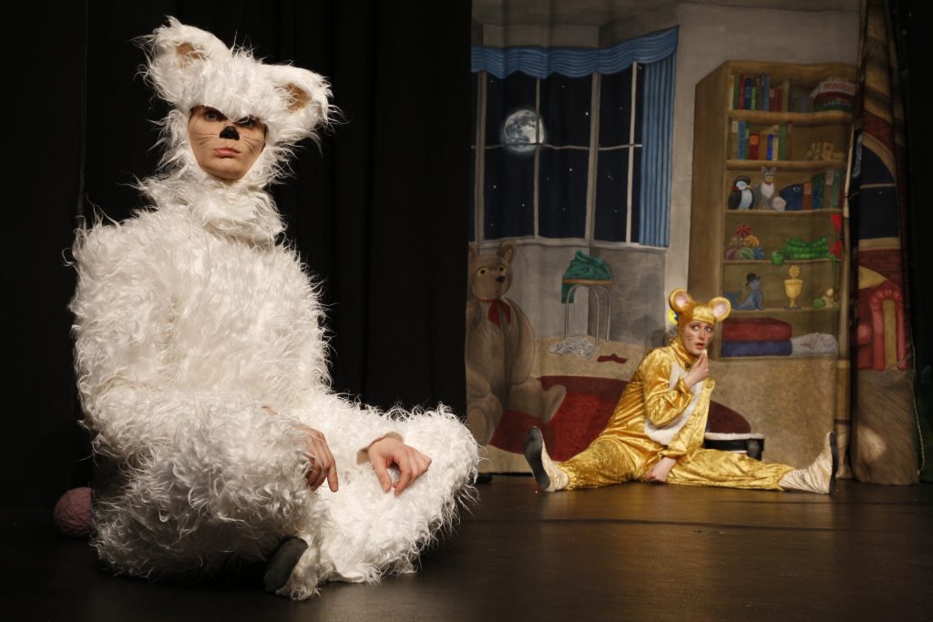 Schauspielende in Tierkostümen auf der Bühne