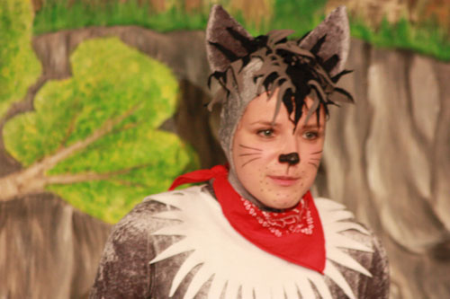 Lupita, eine Wölfin im Kindertheater Wolfswege durch die Schauspielerin Cornelia Hinz verkörpert.
