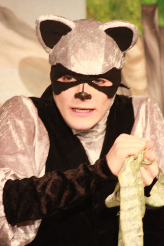 Titus, ein Waschbär im Kindertheaterstück Wolfswege durch den Schauspieler Johannes Franke verkörpert