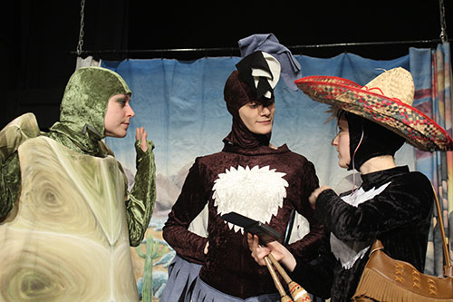 Drei Schauspieler in Tierkostümen im Kindertheater Die Schildkröte und der Wunschfelsen