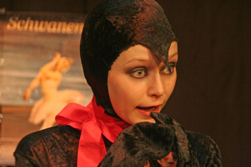 Lisa, ein Kaiserpinguin im Kindertheaterstück Der Tanz des Pinguins durch die Schauspielerin Maja Makowski verkörpert
